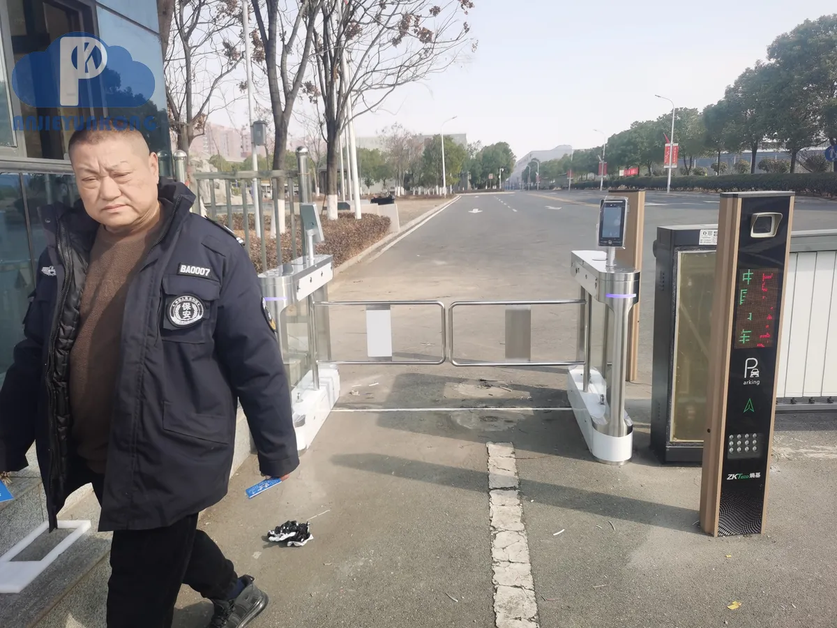 武汉翼闸通道管理 现场安装实拍（湖北安捷云控）