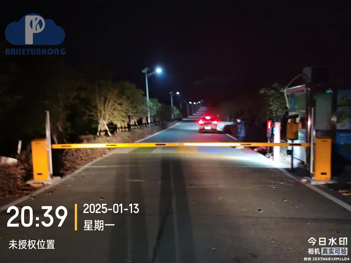 武汉车牌识别系统安装 出入口设备特写(湖北安捷云控)