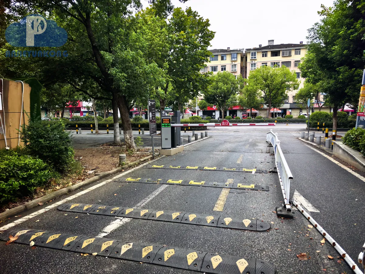 武汉停车场系统采购 起落杆运行场景(湖北安捷云控)