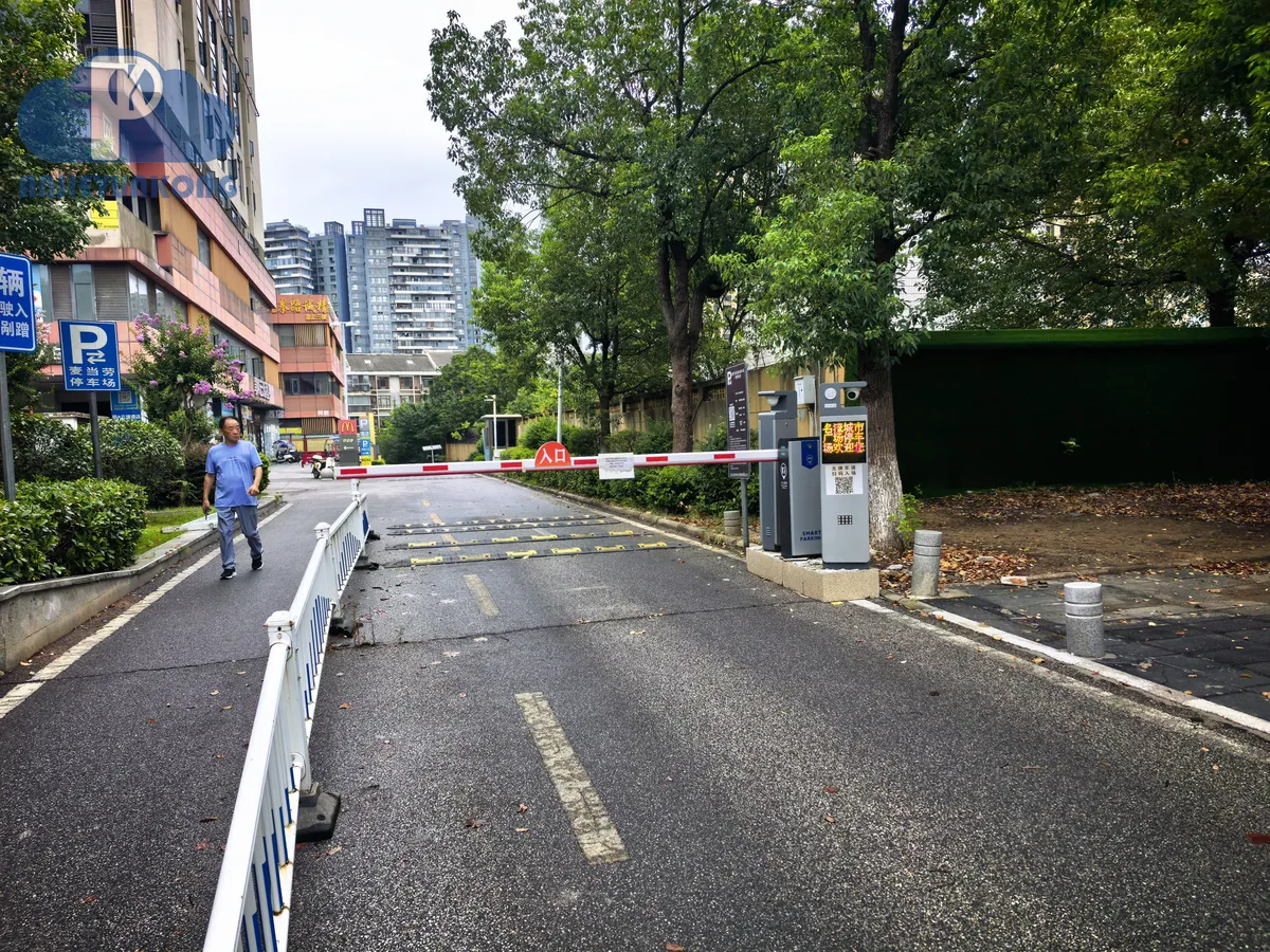 武汉工业园区停车场方案 现场安装实拍(湖北安捷云控)