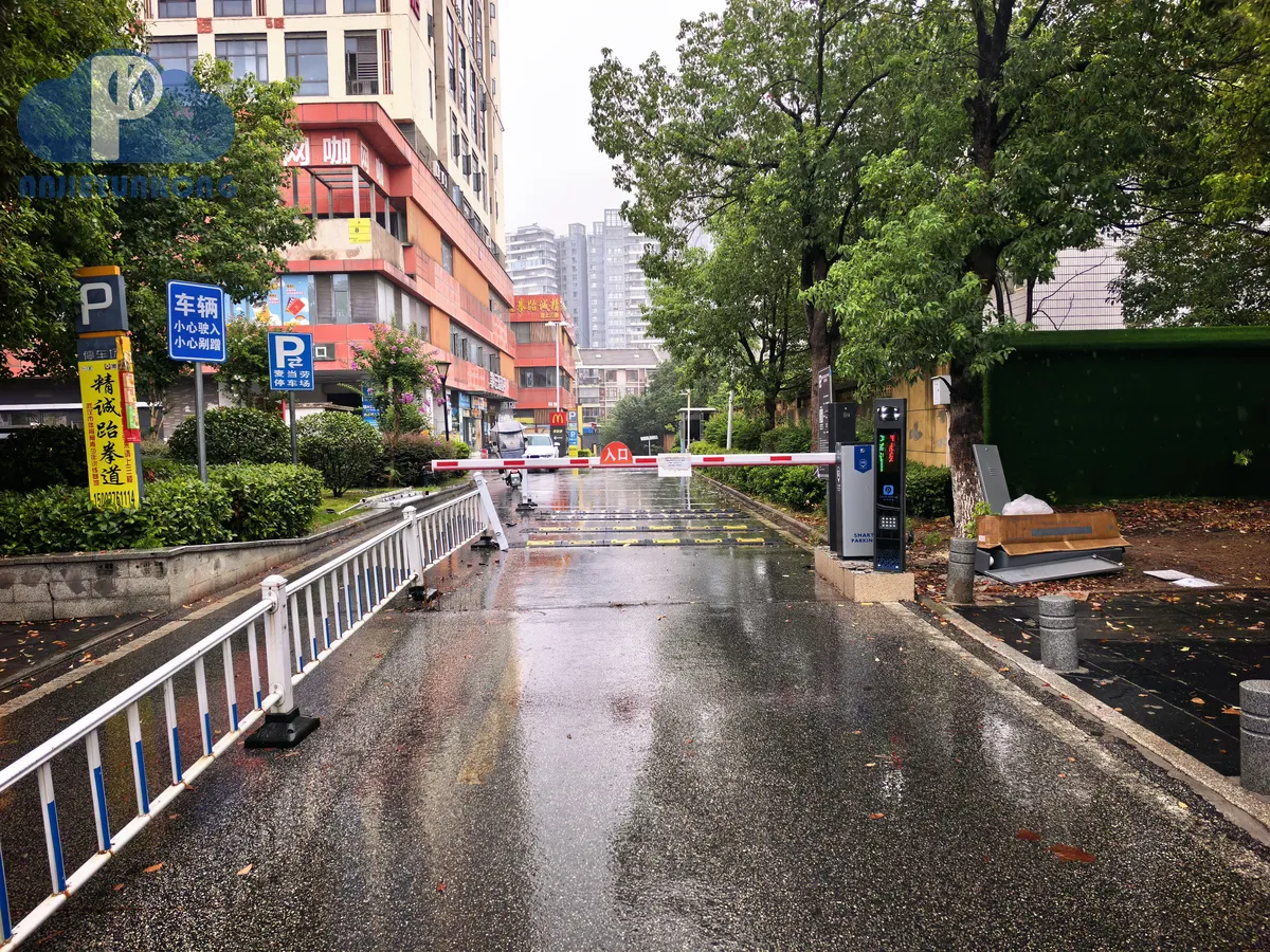 武汉车牌识别系统安装 起落杆运行场景(湖北安捷云控)
