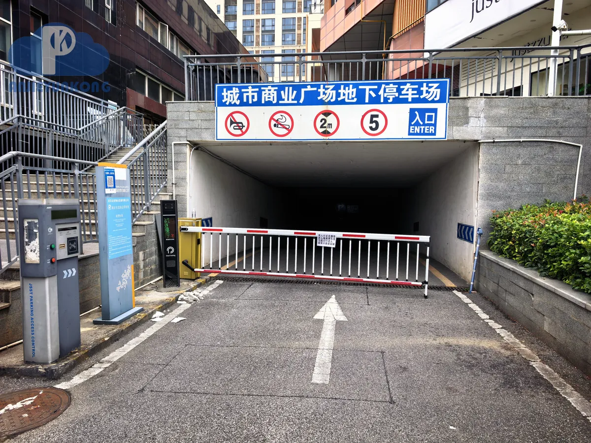 武汉停车场设备采购 出入口设备特写(湖北安捷云控)