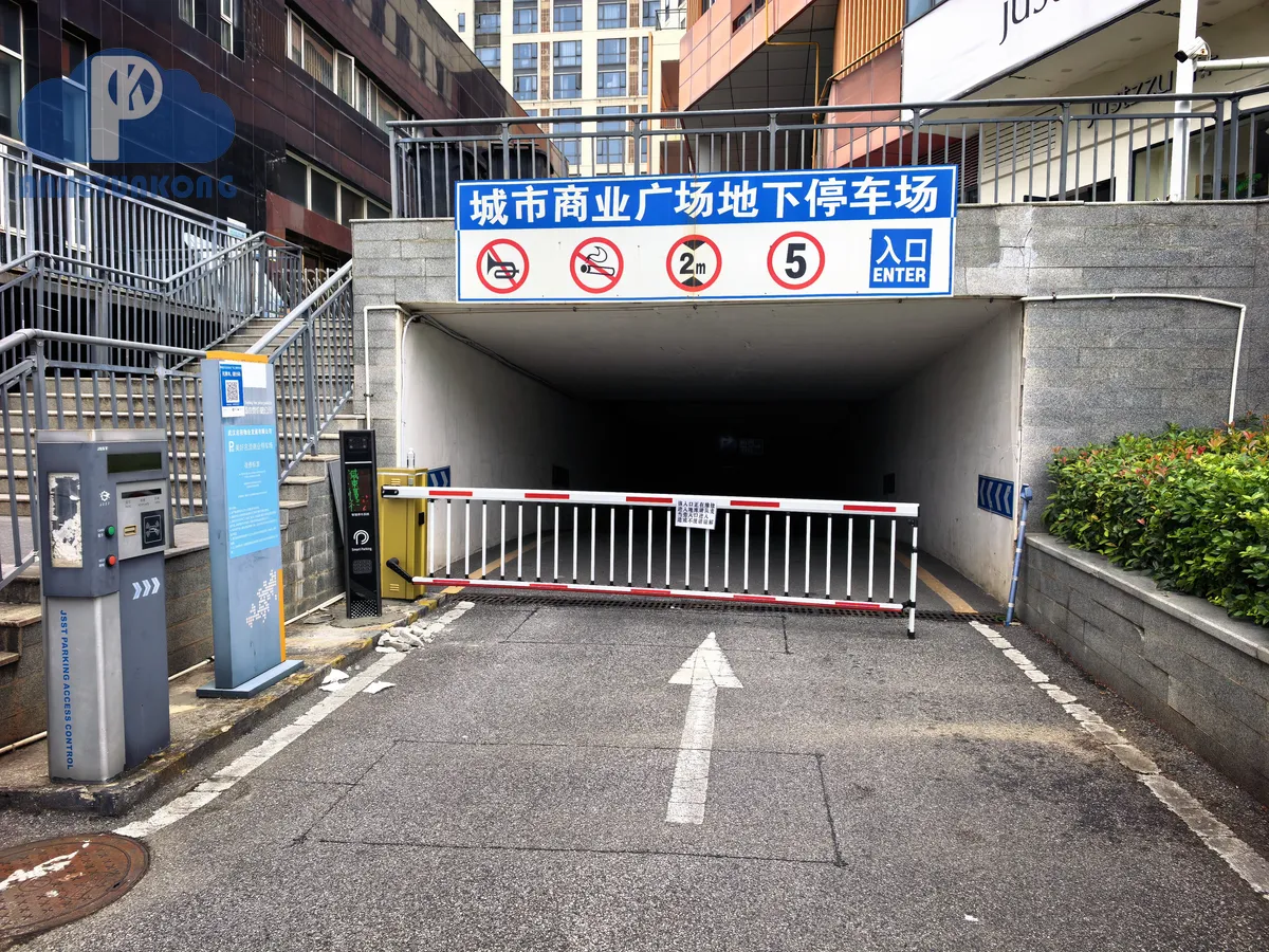武汉停车场车牌识别准确率 出入口设备特写(湖北安捷云控)