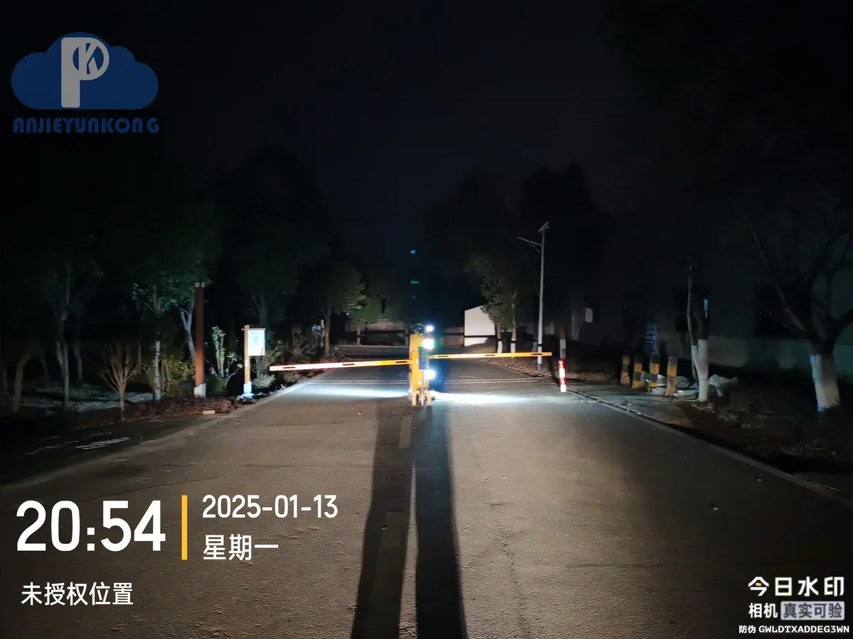武汉车牌识别系统安装 出入口设备特写(湖北安捷云控)