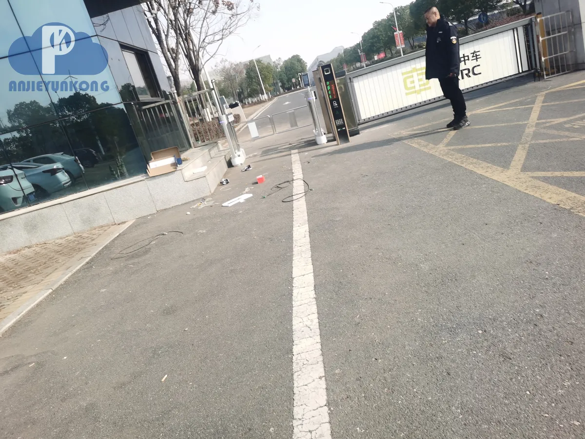 武汉车牌识别蓝牙对比 出入口设备特写（湖北安捷云控）