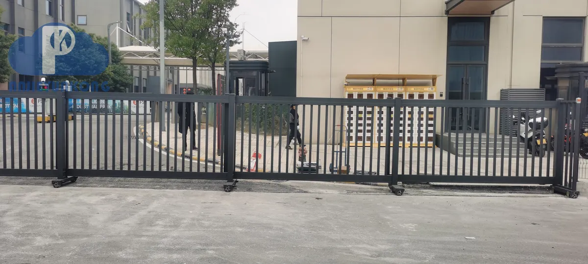 武汉段滑门门体材质 现场安装实拍(湖北安捷云控)