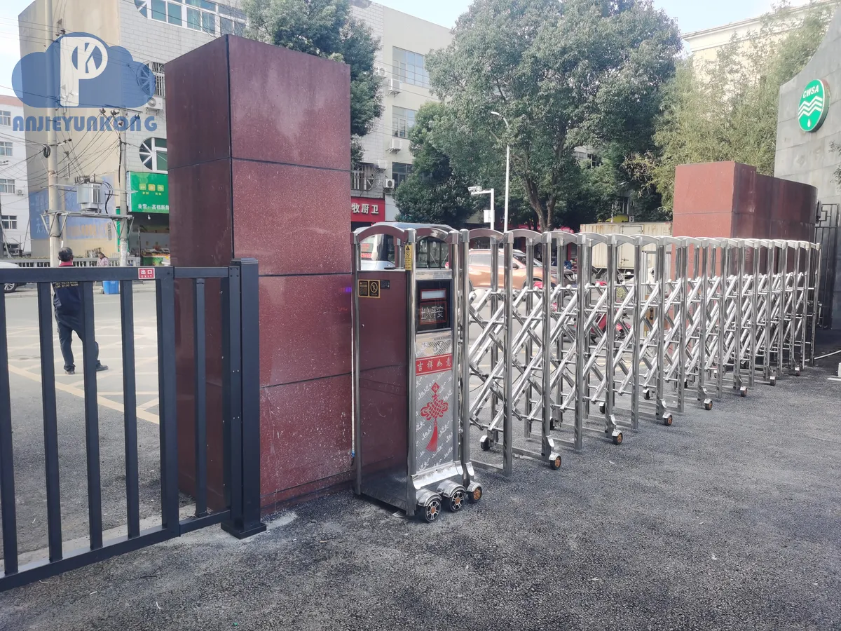武汉伸缩门轨道校准 现场安装实拍(湖北安捷云控)